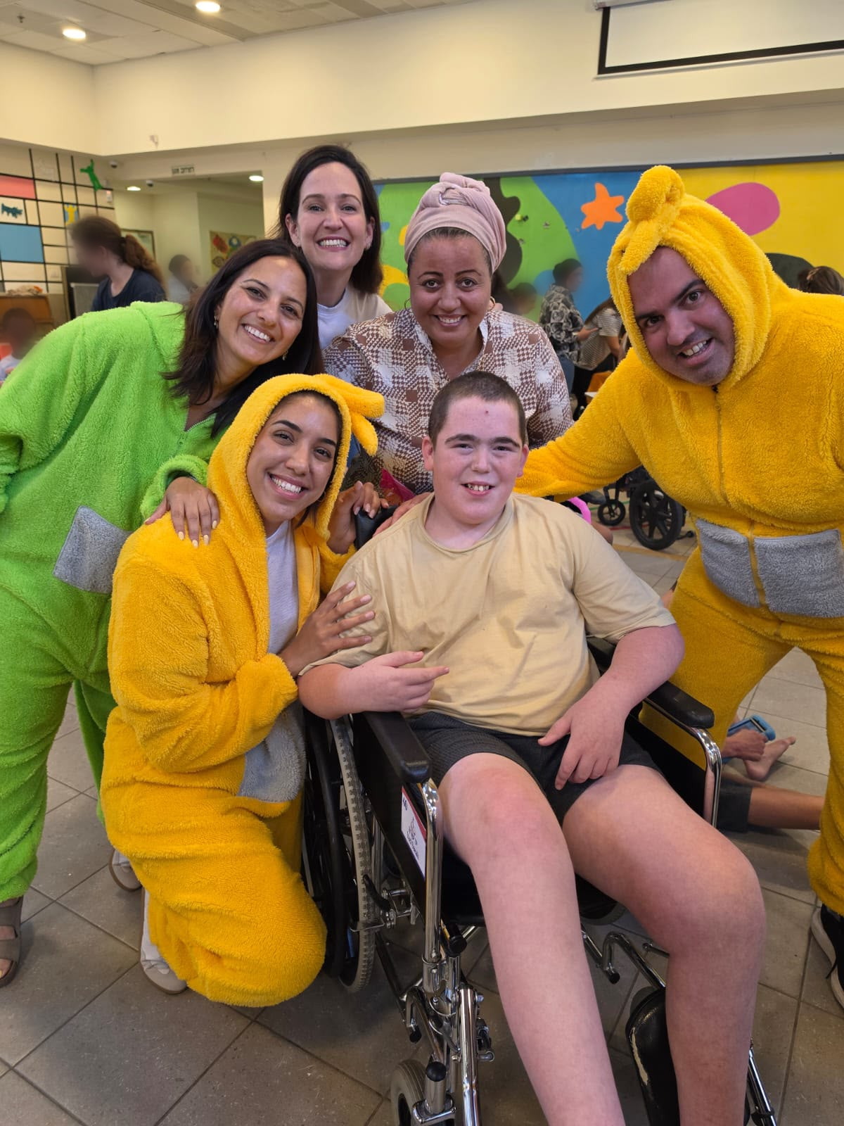עובדי ביטוח ישיר בפעילות התנדבות עם תלמידי בית הספר אגם ברעננה